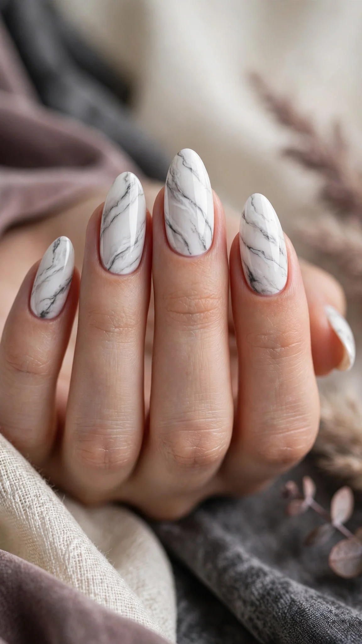 U&ntilde;as acr&iacute;licas almendra con efecto m&aacute;rmol blanco
